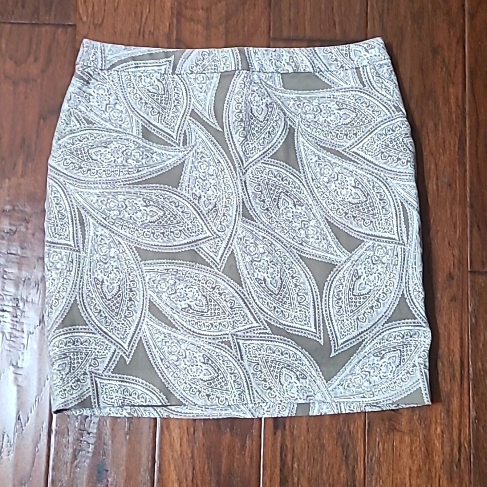 Banana Republic women's pencil skirt with paisley print leaves size 8